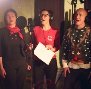 Pszczyńscy samorządowcy śpiewają świąteczną piosenkę